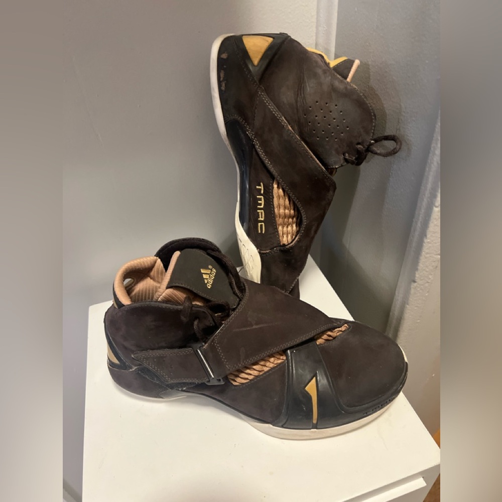 ADIDAS T MAC 5 brown and beige, this sneakers are in excellent condition.